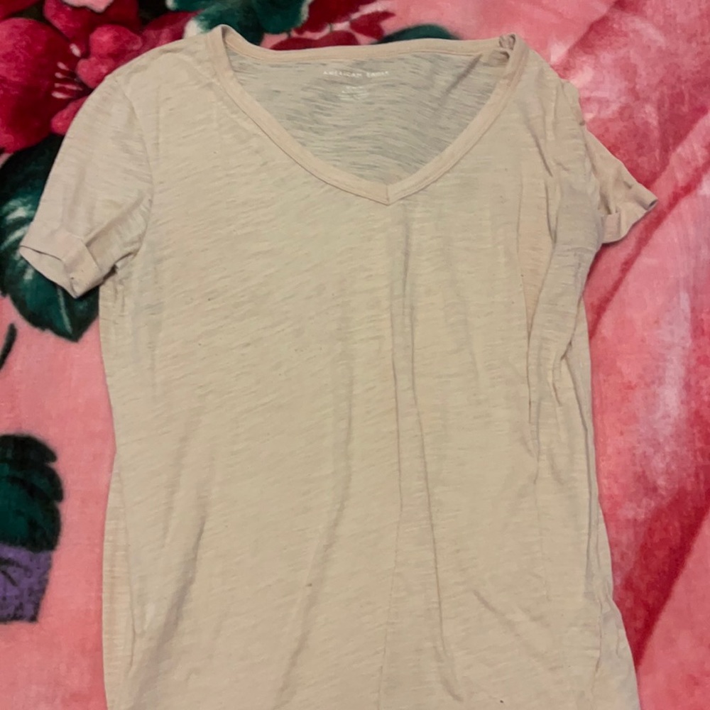 American eagle medium vneck tee